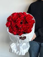 Моно букет из кустовых роз в красном оттенке 15 шт