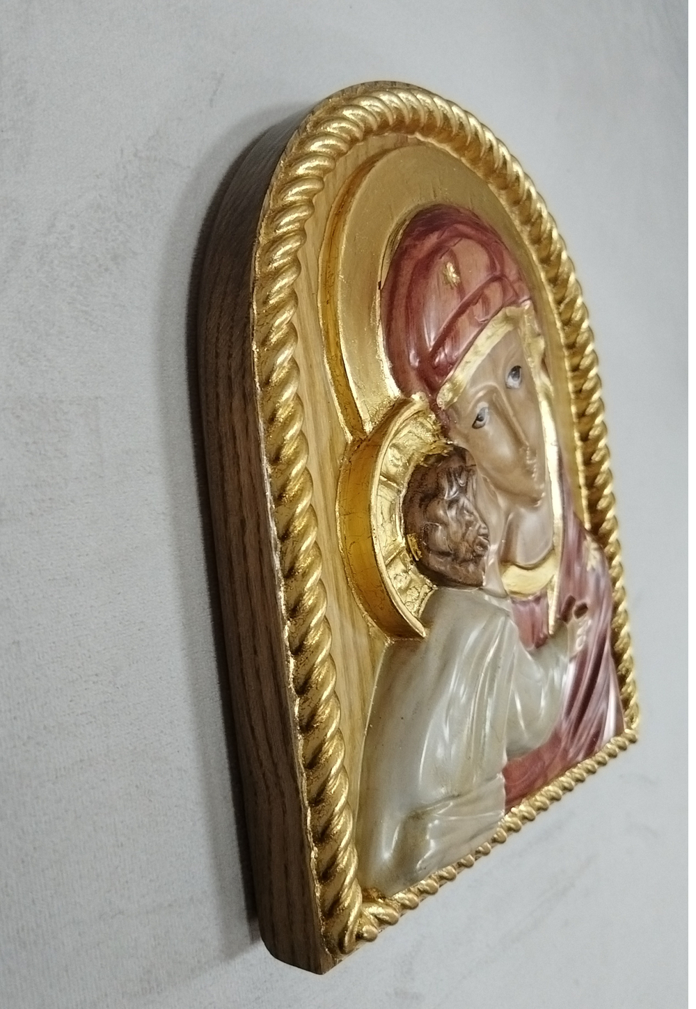 Деревянная икона Владимирской Божией Матери.