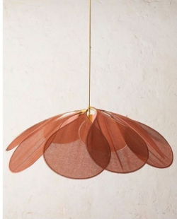 Нежный и легкий подвесной светильник в форме лепестков.