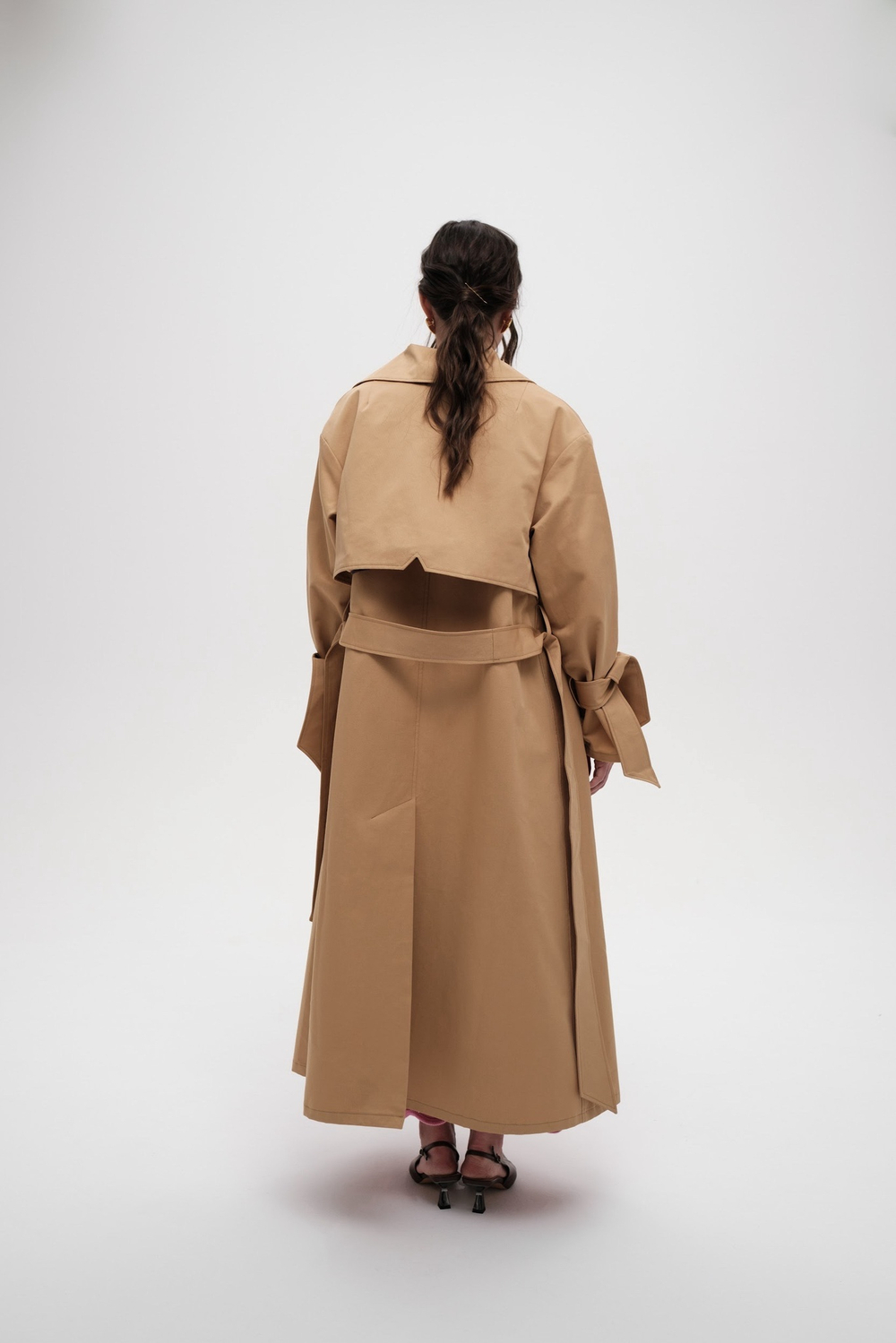 Бежевый тренч с двумя кокетками