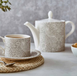 Spode Чайная чашка Pure Morris 280 мл с блюдцем Клубничный вор