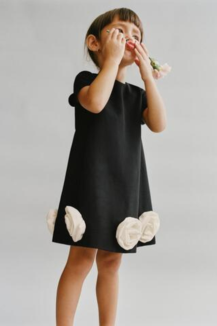 ZARA ПЛАТЬЕ С ЦВЕТАМИ 3D И КОНТРАСТНОЙ ОТДЕЛКОЙ, ЧЕРНЫЙ