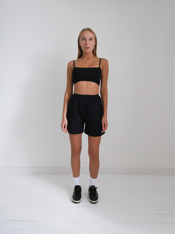 Шорты в цвете черном