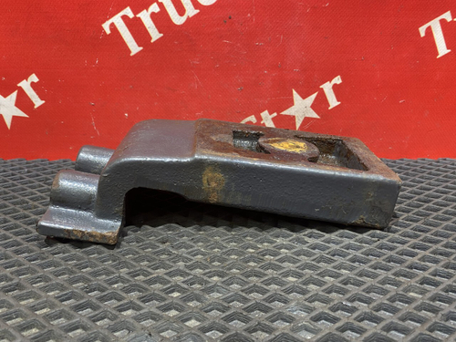 Кронштейн переднего стабилизатора левый 2017г