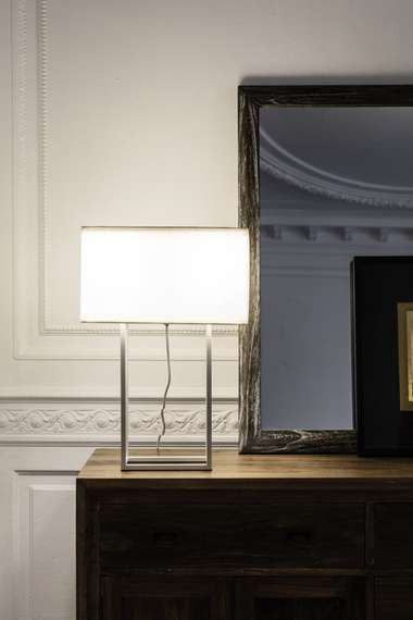 Белая настольная лампа VESPER