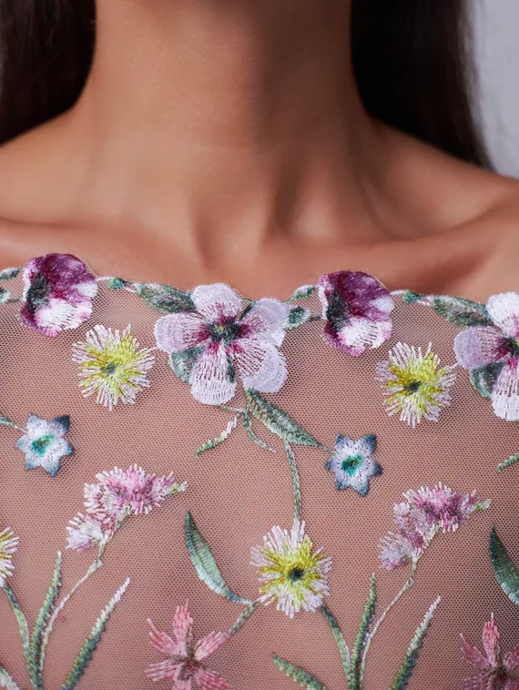 05-157 Вышивка на неэл. сетке 22 см, айвори/розовый/желтый/зеленый (правая)