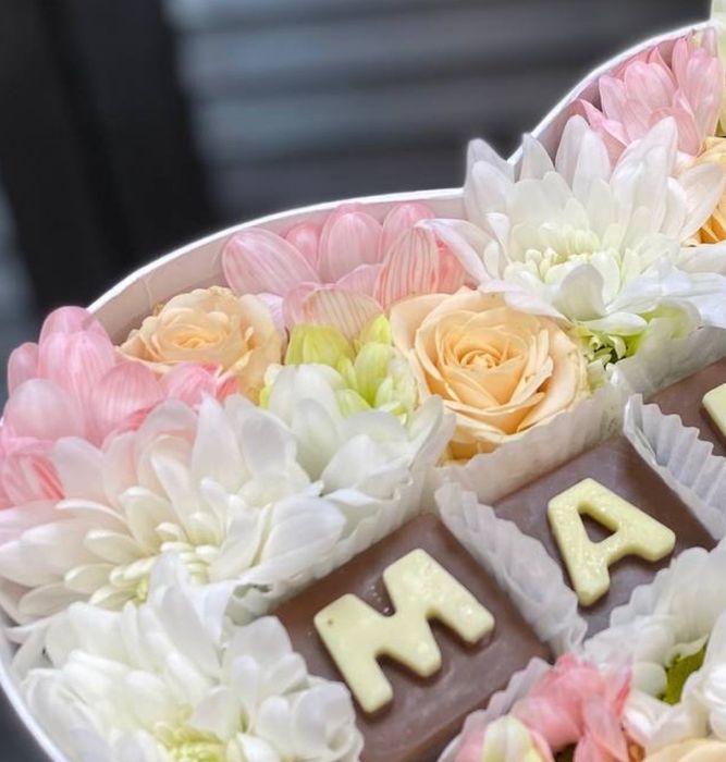 Цветы и шоколадные буквы «Маме» #16821