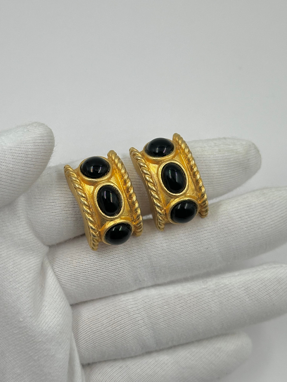 Клипсы с чёрными кабошонами