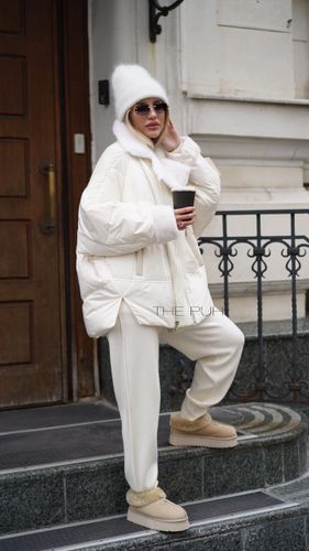 Белый пуховик с вязаными вставками и отделкой из меха