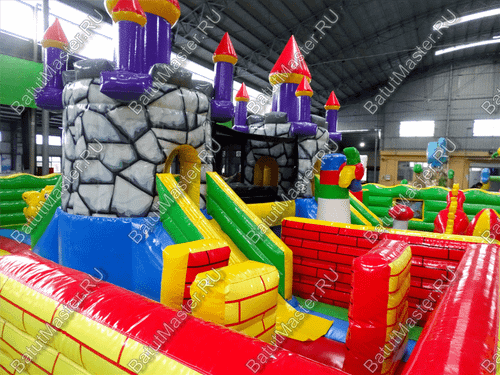Большой надувной батут "Средневековье" 12*12*5 м