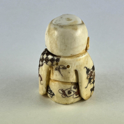 Статуэтка нэцкэ Ребенок Карако с кузовком рыбы