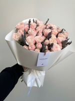 Авторский букет из пионовидных роз с лавандой в оформлении