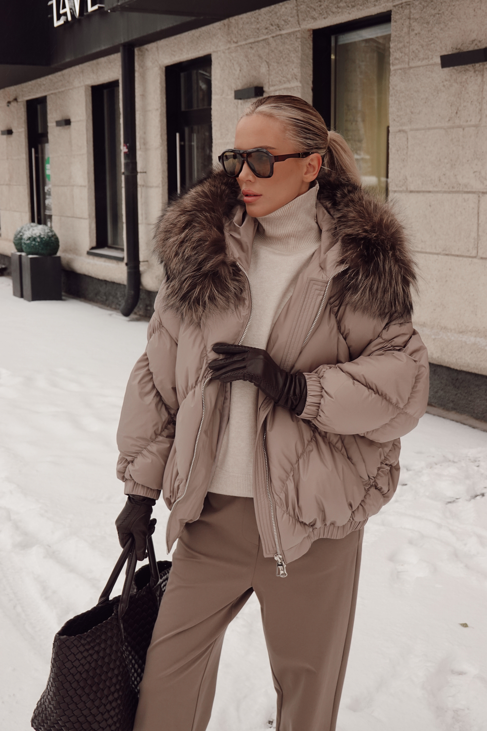 Пуховик оверсайз укороченный с капюшоном