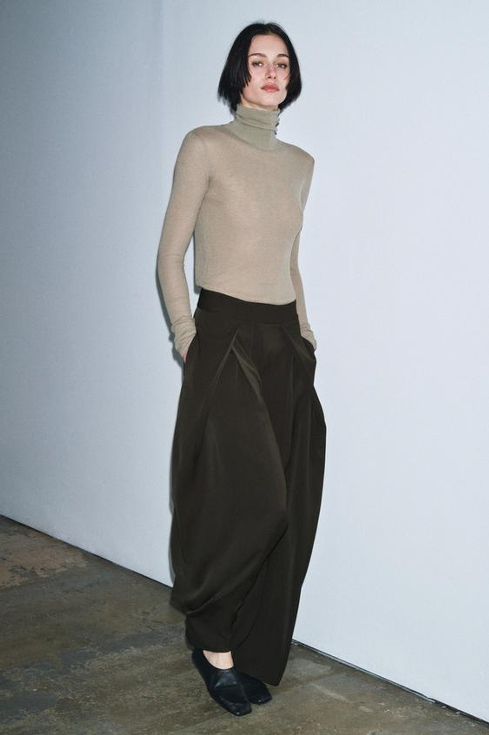 ZARA БРЮКИ WIDE LEG С ЗАЩИПАМИ — ZW COLLECTION, ЗЕЛЕНЫЙ