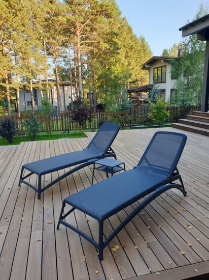 Шезлонг-лежак пластиковый Atlantico антрацит Nardi Италия