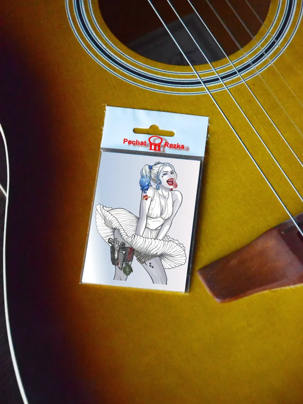 Стикер - девушка с тату