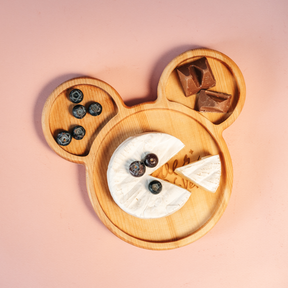 Деревянная менажница из кедра для подачи блюд и закусок с гравировкой "Never say never"