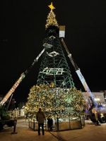 Светодинамическая елка каркасная - встроенная гирлянда: теплый свет - "Уральская" 30 м