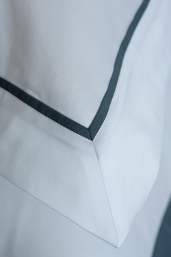 Постельное белье cемейное Сlaire Batiste Atelier Rhone белое с сине-зеленым кантом