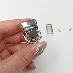 Замок-защелка на винтах 20*28 Серебро