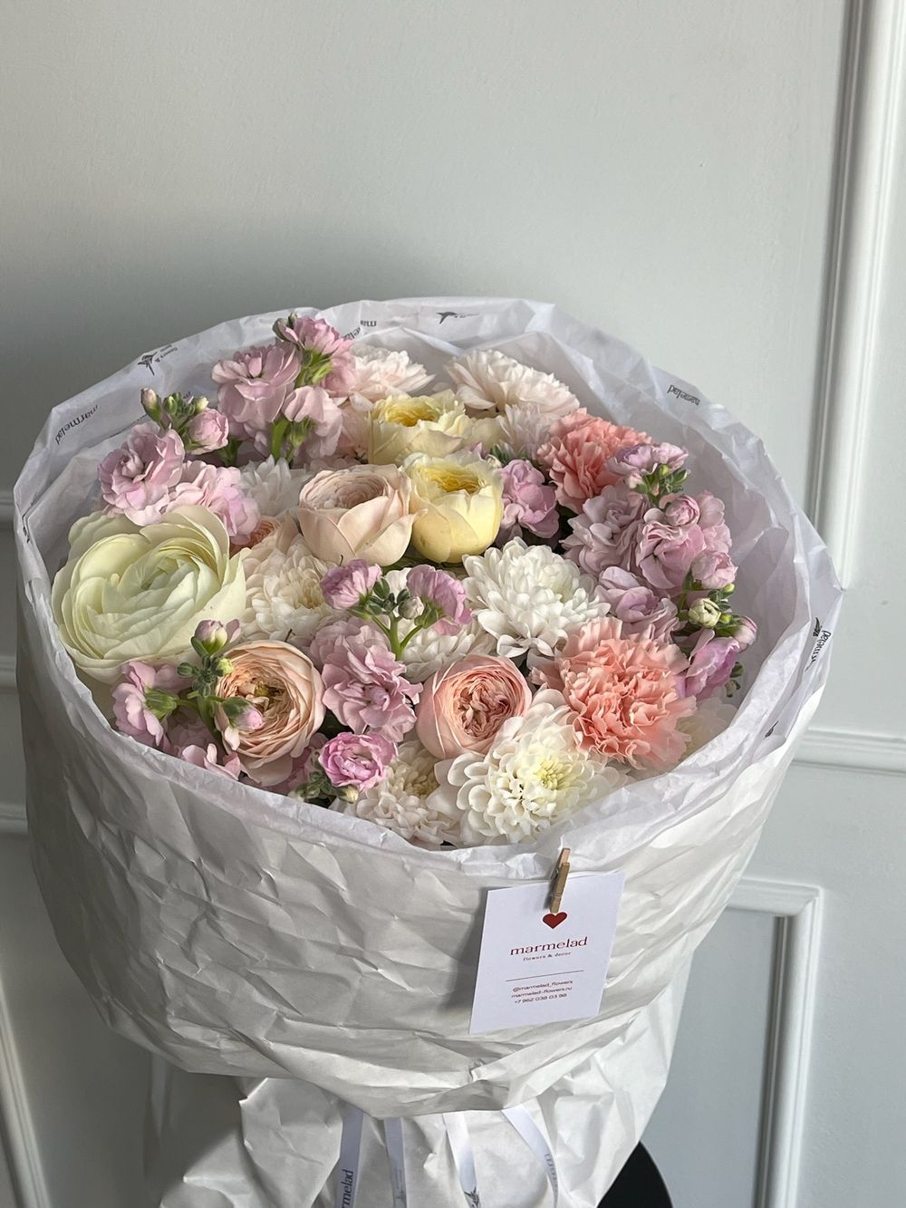 Букет из кустовых пионовидных роз, маттиолы, хризантемы и ранункулюса