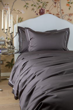 Постельное белье cемейное Сlaire&Caroll George темно-серое с белым кантом