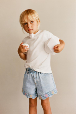 ZARA ДЖИНСОВЫЕ ШОРТЫ С ЦВЕТОЧНОЙ ВЫШИВКОЙ, ГОЛУБОЙ