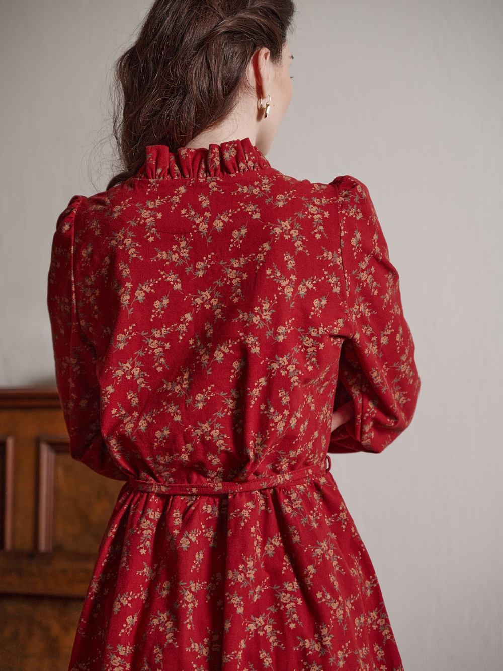 Платье с воротником стойкой