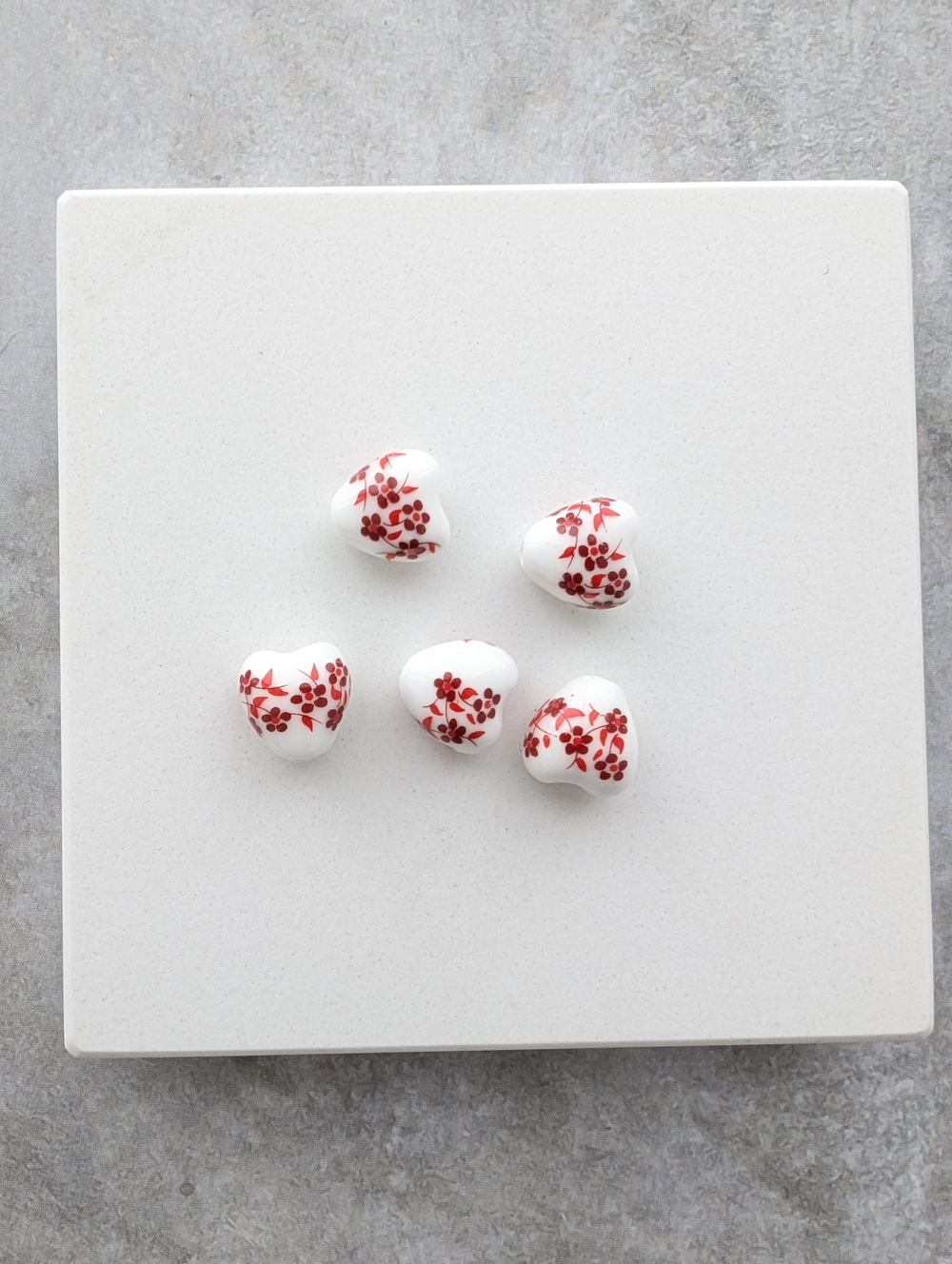 Бусины керамические сердце 12мм гжель с красным узором, 5шт