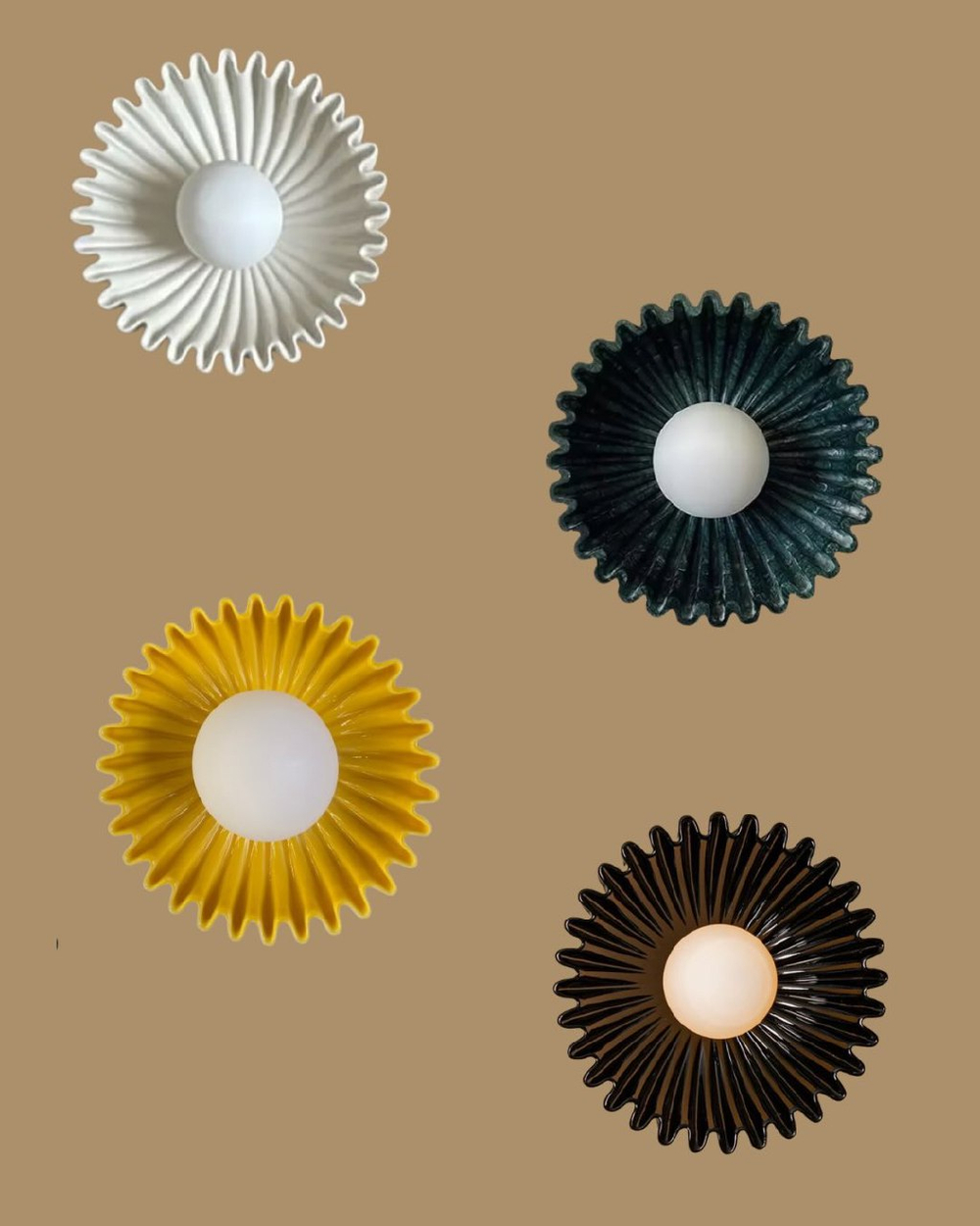 Керамические бра круглой формы в насыщенном тёмно-изумрудном и тёплом жёлтом цветах.