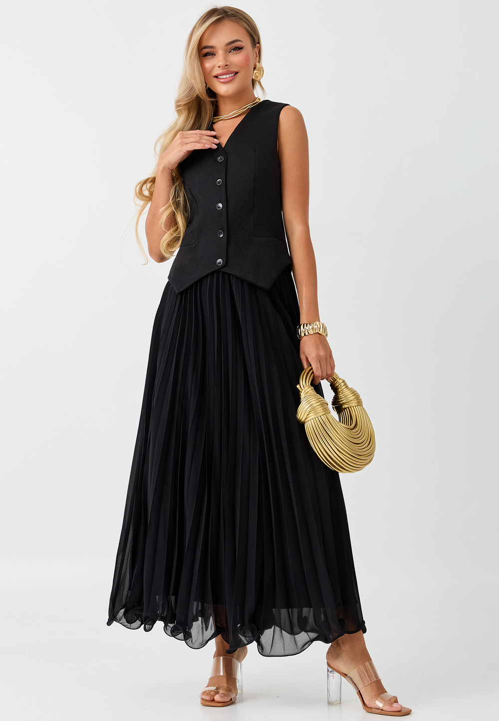 Жилетка с чёрными пуговицами