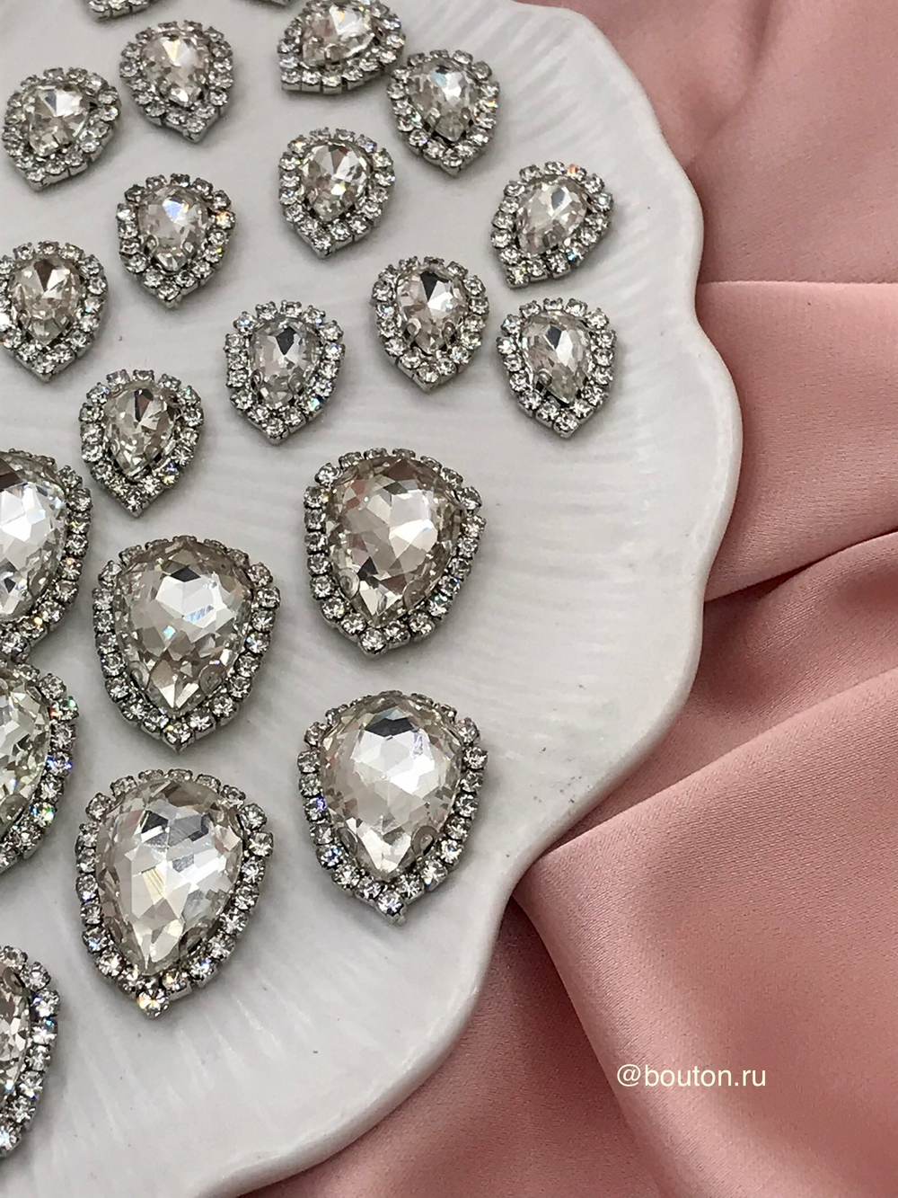 Стразы в цапах капли в обрамлении из страз