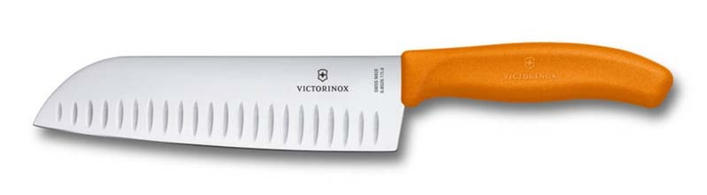 Качественный кухонный оранжевый нож Santoku SwissClassic 17 см с рифлёным лезвием из нержавеющей стали VICTORINOX 6.8526.17L9B
