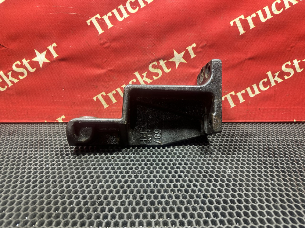 Кронштейн бампера переднего правый