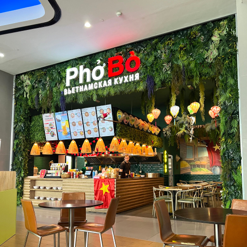 Вертикальное озеленение искусственными растениями ресторана вьетнамской кухни «PhoBo»