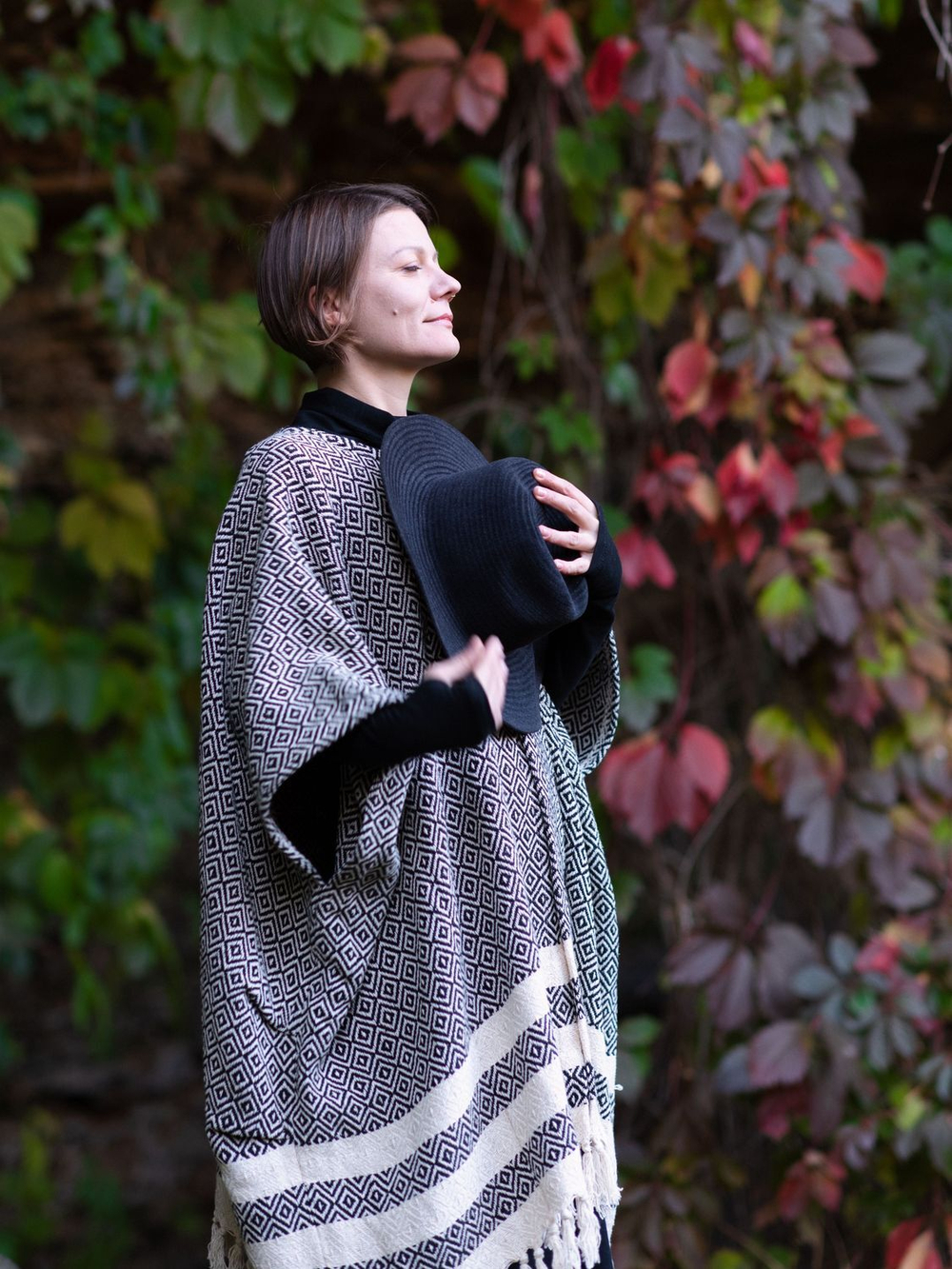 Бохо-накидка из фактурного хлопка (черный с полосами/ромб)