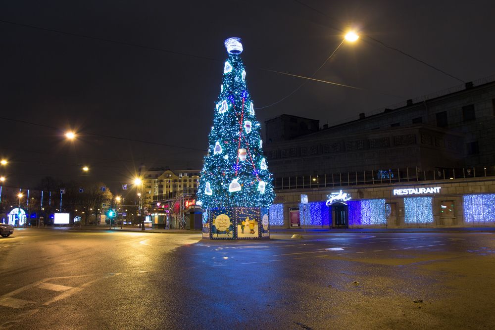 Светодинамическая елка каркасная - встроенная гирлянда: холодный свет - "Уральская" 18 м