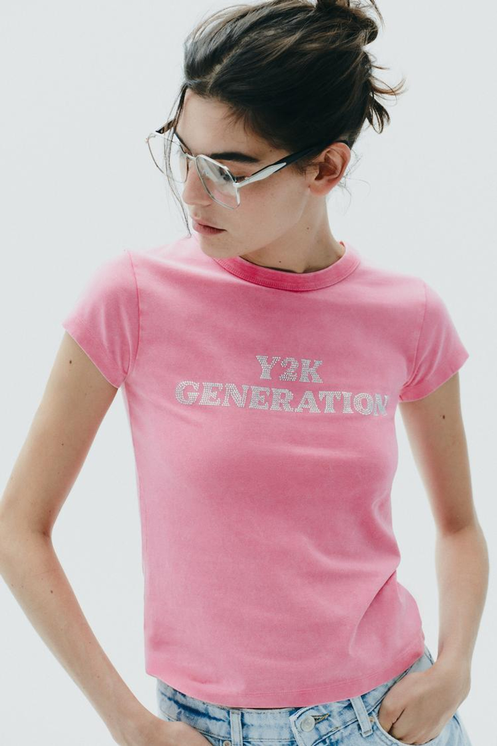 ZARA ФУТБОЛКА ИЗ ТКАНИ С ЭФФЕКТОМ ПОТЕРТОСТИ И СТРАЗАМИ, РОЗОВЫЙ