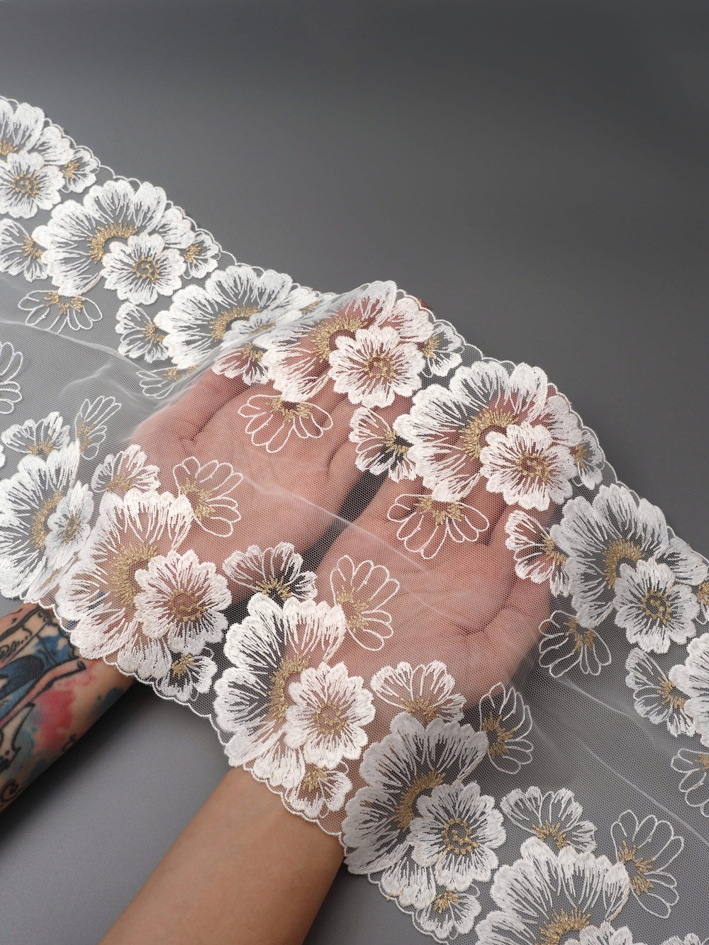 Вышивка на сетке теплая белая с золотым люрексом неэластичная ширина 21 см