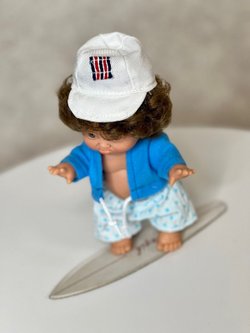 Кукла LAMAGIK виниловая 18см Gestitos Surfero (403A1)