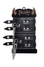 Черные кожаные оковы с двумя ремнями и красной подкладкой