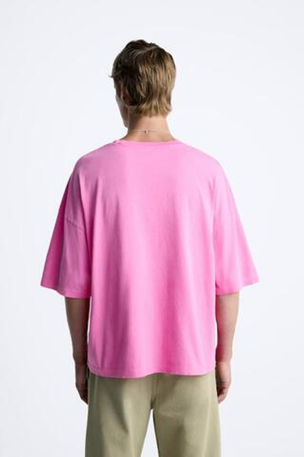 ZARA ФУТБОЛКА ИЗ ТКАНИ С ЭФФЕКТОМ ПОТЕРТОСТИ С ПРИНТОМ, НЕОНОВЫЙ РОЗОВЫЙ