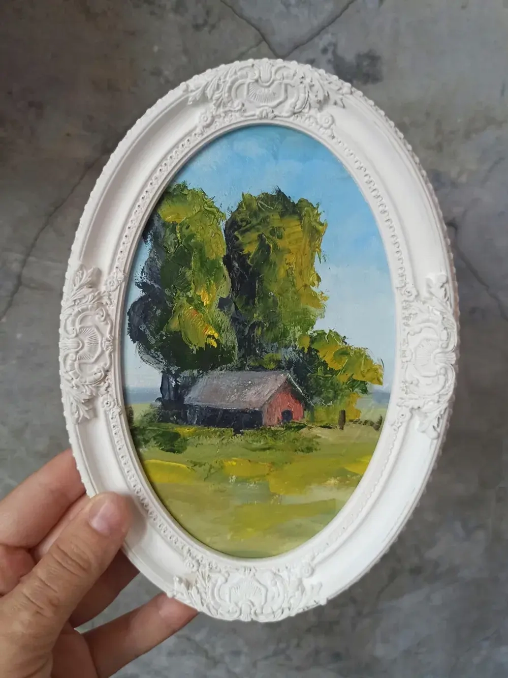 Картина в овальной рамке