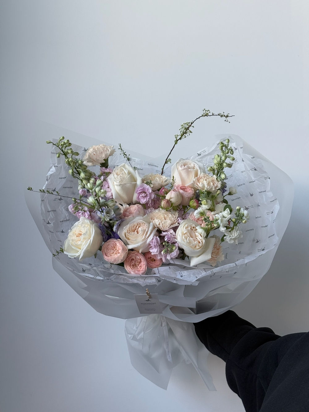 Букет сборный из дельфиниума, кустовых пионовидных роз, спиреи и маттиолы