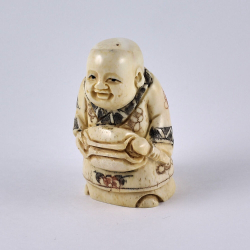 Нэцкэ Мальчик Карако со свитком