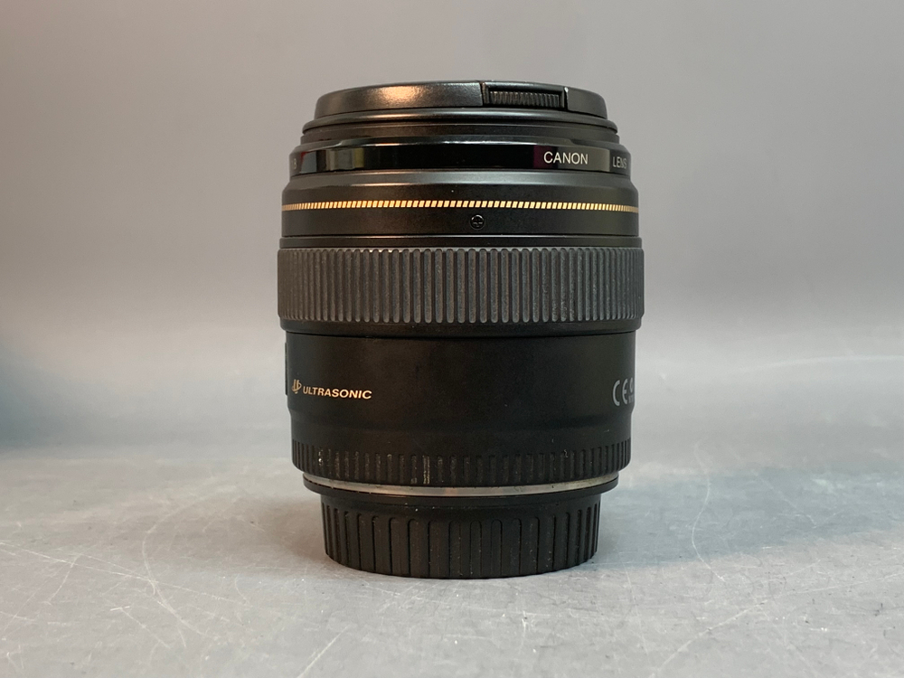 Canon EF 85mm 1.8 USM Небольшие царапины на линзе