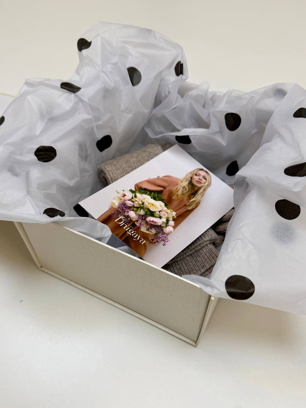 Коробка подарочная белая