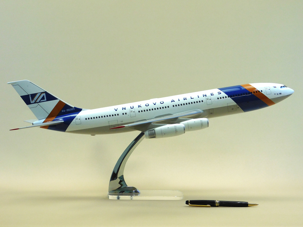 Модель самолета Ил-86 (М1:100, Внуковские авиалинии)