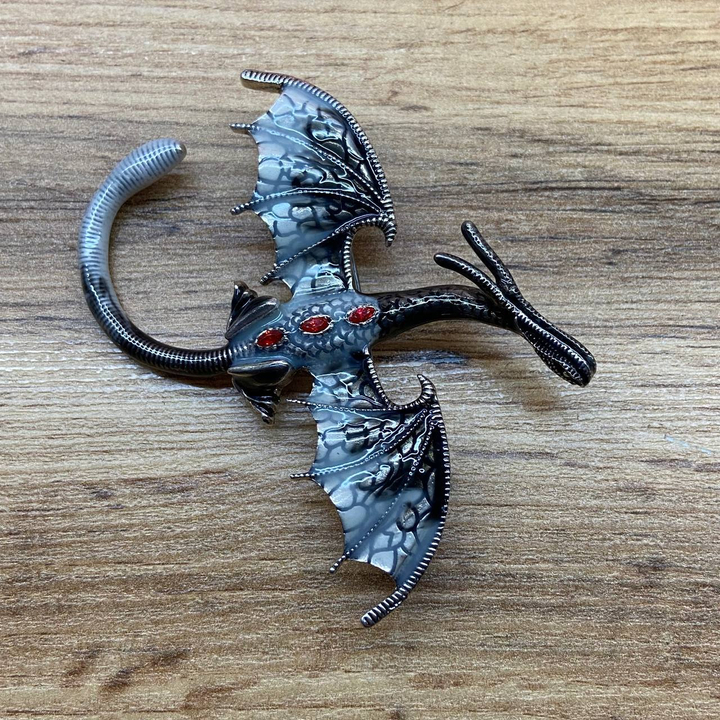 Брошь Дракон кристалл красный эмаль белая серая 7,5 х 8 см металл серебристый