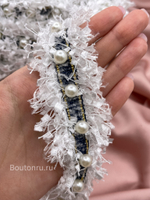 Тесьма белая с синей лентой и жемчугом